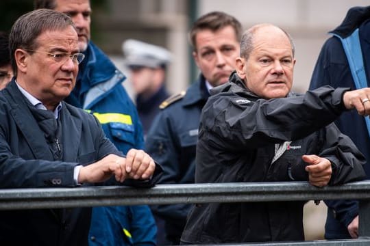 Die Kanzlerkandidaten von Union und SPD, Armin Laschet und Olaf Scholz, bei einem Besuch der Flutgebiete in Nordrhein-Westfahlen.