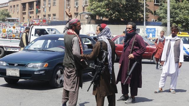 Taliban zeigen in Kabul Präsenz auf den Straßen.