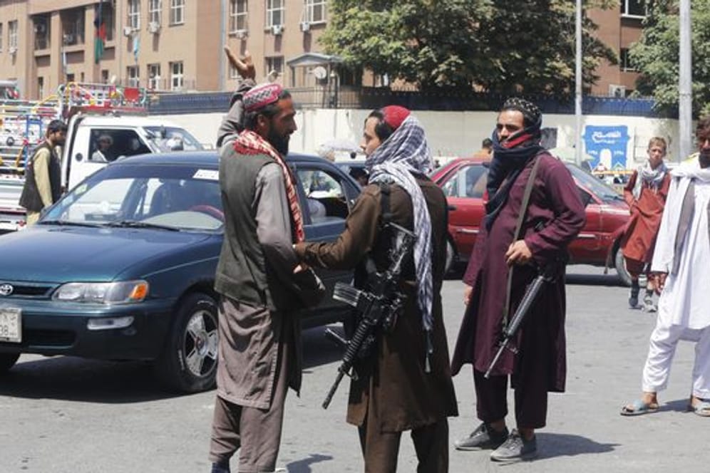 Taliban zeigen in Kabul Präsenz auf den Straßen.
