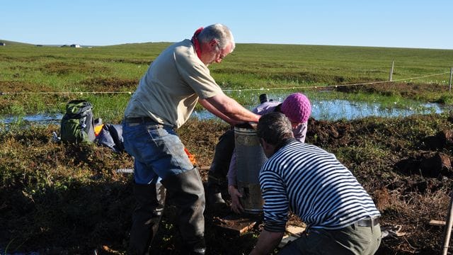 Moorforscher Hans Joosten (l) von der Universität Greifswald und seine Mitstreiter bei der Entnahme von Torfprofilen in der Tundra Jakutiens.