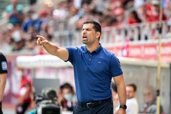 Trainer Dimitrios Grammozis steckt mit dem FC Schalke 04 in der zweiten Liga schon in der Krise.