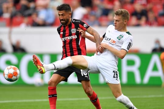 Das angebliche Interesse des FC Bayern München an Matthias Ginter (r) von Borussia Mönchengladbach hat Max Eberl nicht bestätigt.