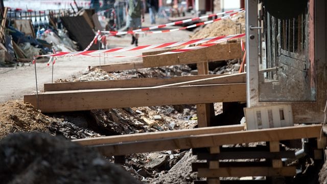 Mit Holzbrücken gelangen Anwohner in der zerstörten Altstadt von Bad Münstereifel in ihre Häuser. Mit Holzbrücken gelangen Anwohner in der zerstörten Altstadt von Bad Münstereifel in ihre Häuser.