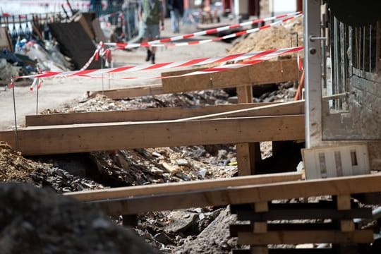 Mit Holzbrücken gelangen Anwohner in der zerstörten Altstadt von Bad Münstereifel in ihre Häuser.