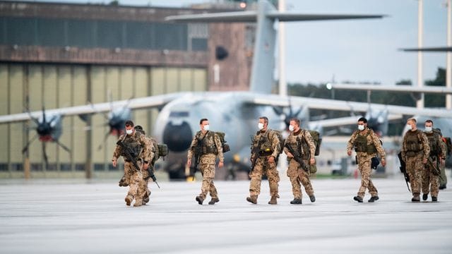 Soldaten steigen aus den Transportflugzeugen der Bundeswehr auf dem niedersächsischen Stützpunkt Wunstorf. Soldaten steigen aus den Transportflugzeugen der Bundeswehr auf dem niedersächsischen Stützpunkt Wunstorf.