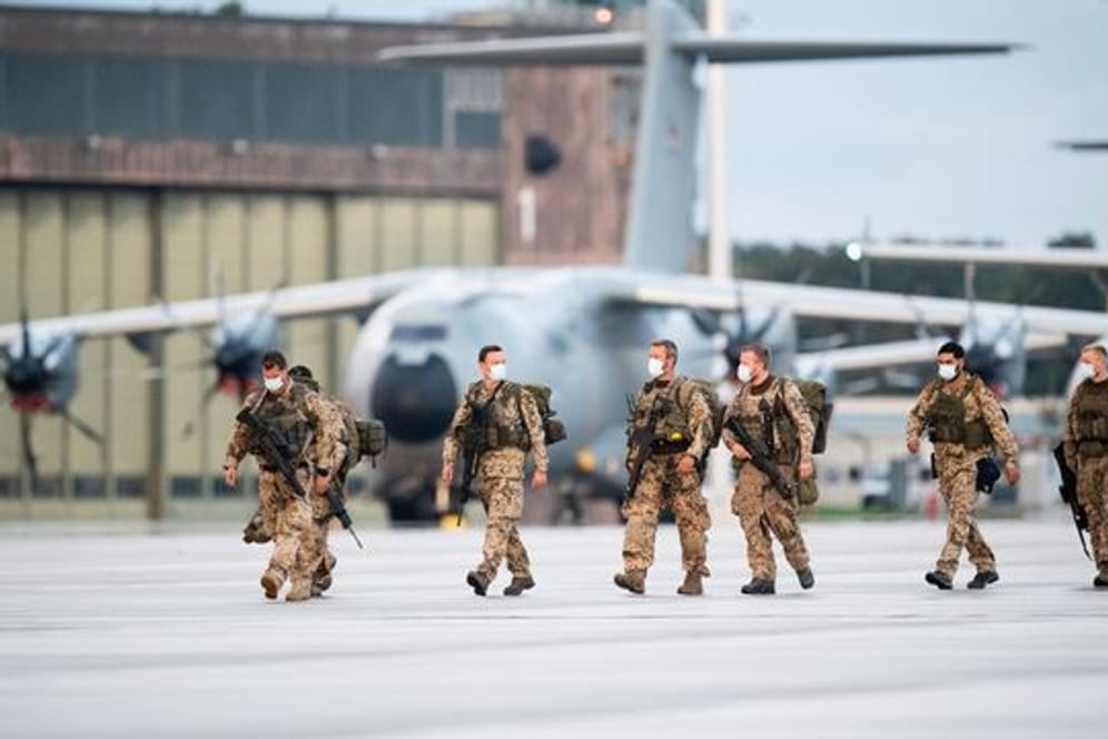 Soldaten steigen aus den Transportflugzeugen der Bundeswehr auf dem niedersächsischen Stützpunkt Wunstorf.