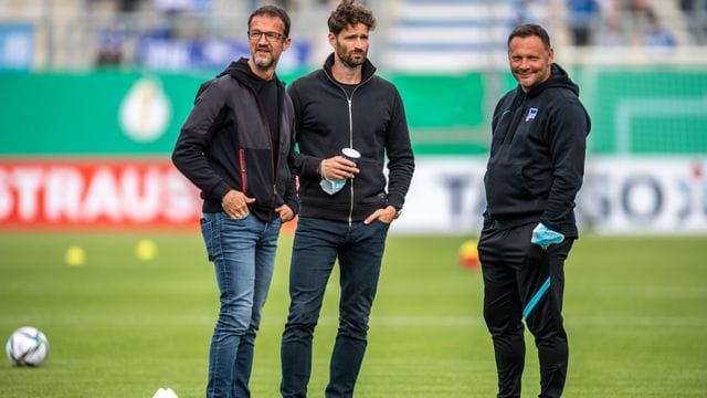Hertha-Geschäftsführer Fredi Bobic (l) erhofft sich von Neuzugang Ekkelenkamp neue Impulse für die Offensive. Hertha-Geschäftsführer Fredi Bobic (l) erhofft sich von Neuzugang Ekkelenkamp neue Impulse für die Offensive.