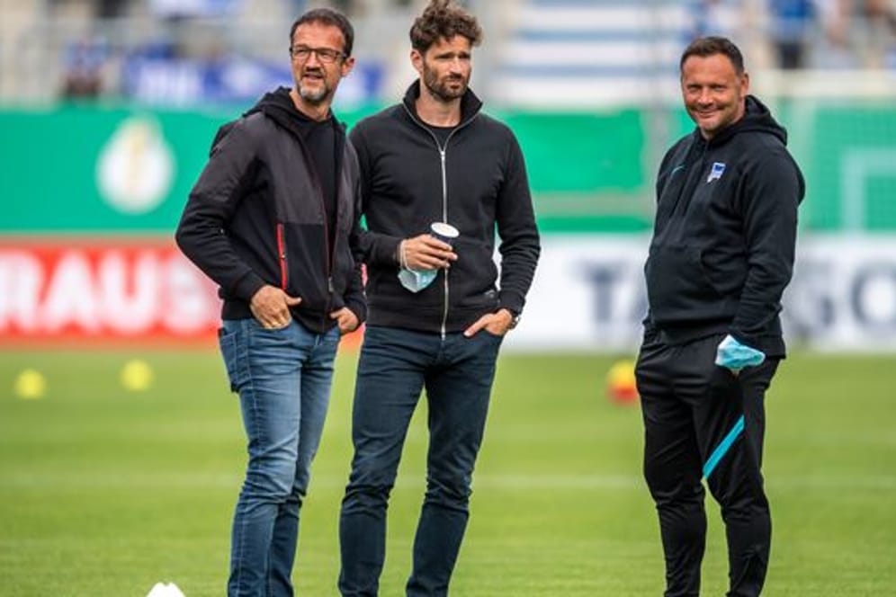 Hertha-Geschäftsführer Fredi Bobic (l) erhofft sich von Neuzugang Ekkelenkamp neue Impulse für die Offensive.