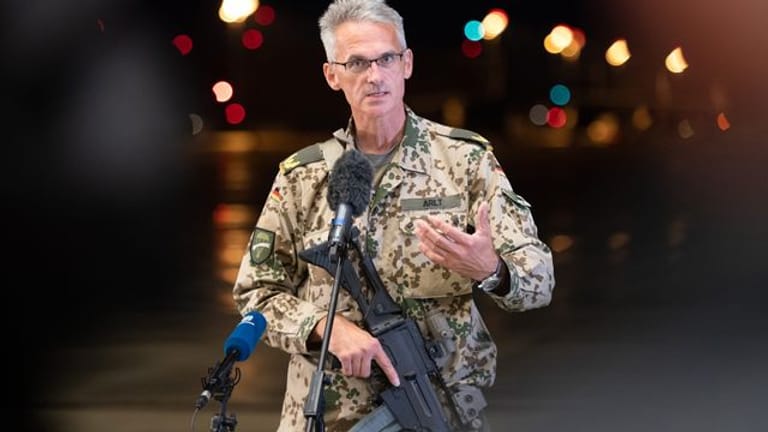 Brigadegeneral Jens Arlt, noch mit seinem Sturmgewehr bewaffnet, spricht über den Evakuierungseinsatz.