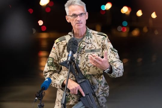 Brigadegeneral Jens Arlt, noch mit seinem Sturmgewehr bewaffnet, spricht über den Evakuierungseinsatz.