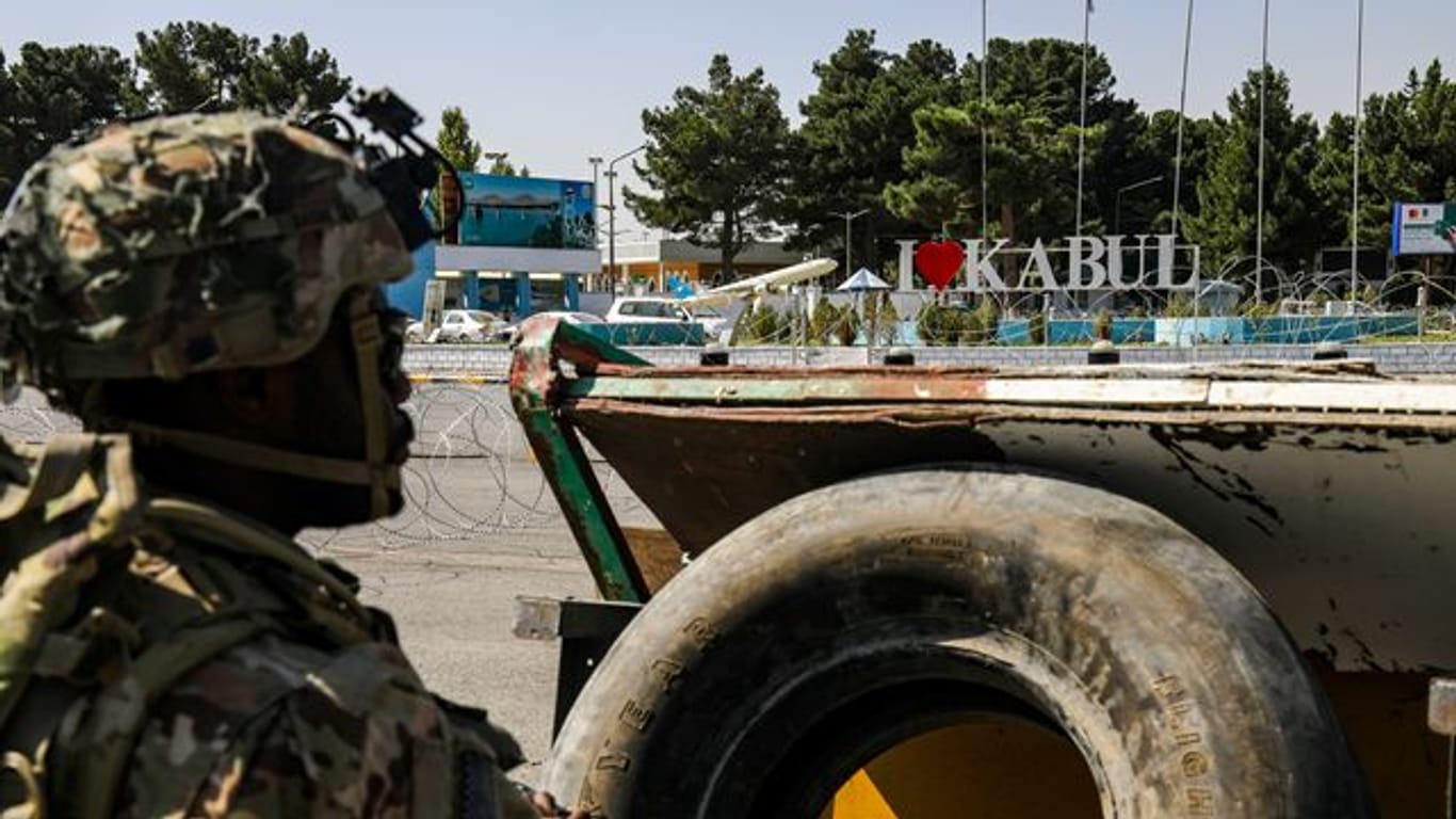 Ein Fallschirmjäger, der der Ersten Brigade Combat Team, 82nd Airborne Division, zugeteilt ist, kümmert sich um die Sicherheit am Flughafen Kabul.
