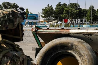 Ein Fallschirmjäger, der der Ersten Brigade Combat Team, 82nd Airborne Division, zugeteilt ist, kümmert sich um die Sicherheit am Flughafen Kabul.