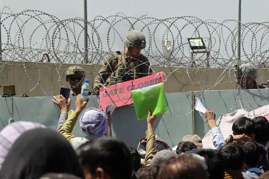 Hunderte von Menschen in der Nähe eines Evakuierungskontrollpunkts auf dem Gelände des Flughafens Kabul.