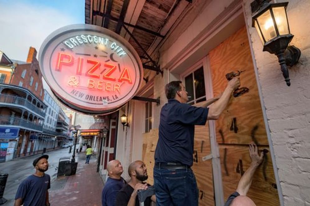 Die Scheiben eines Restaurants in New Orleans werden mit Holzpanelen vor der Ankunft des Hurrikans "Ida" geschützt.