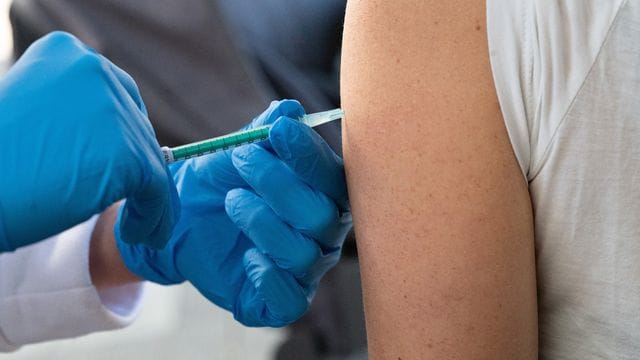 Eine Frau wird während einer Impfaktion auf dem Wochenmarkt gegen das Coronavirus geimpft. Eine Frau wird während einer Impfaktion auf dem Wochenmarkt gegen das Coronavirus geimpft.