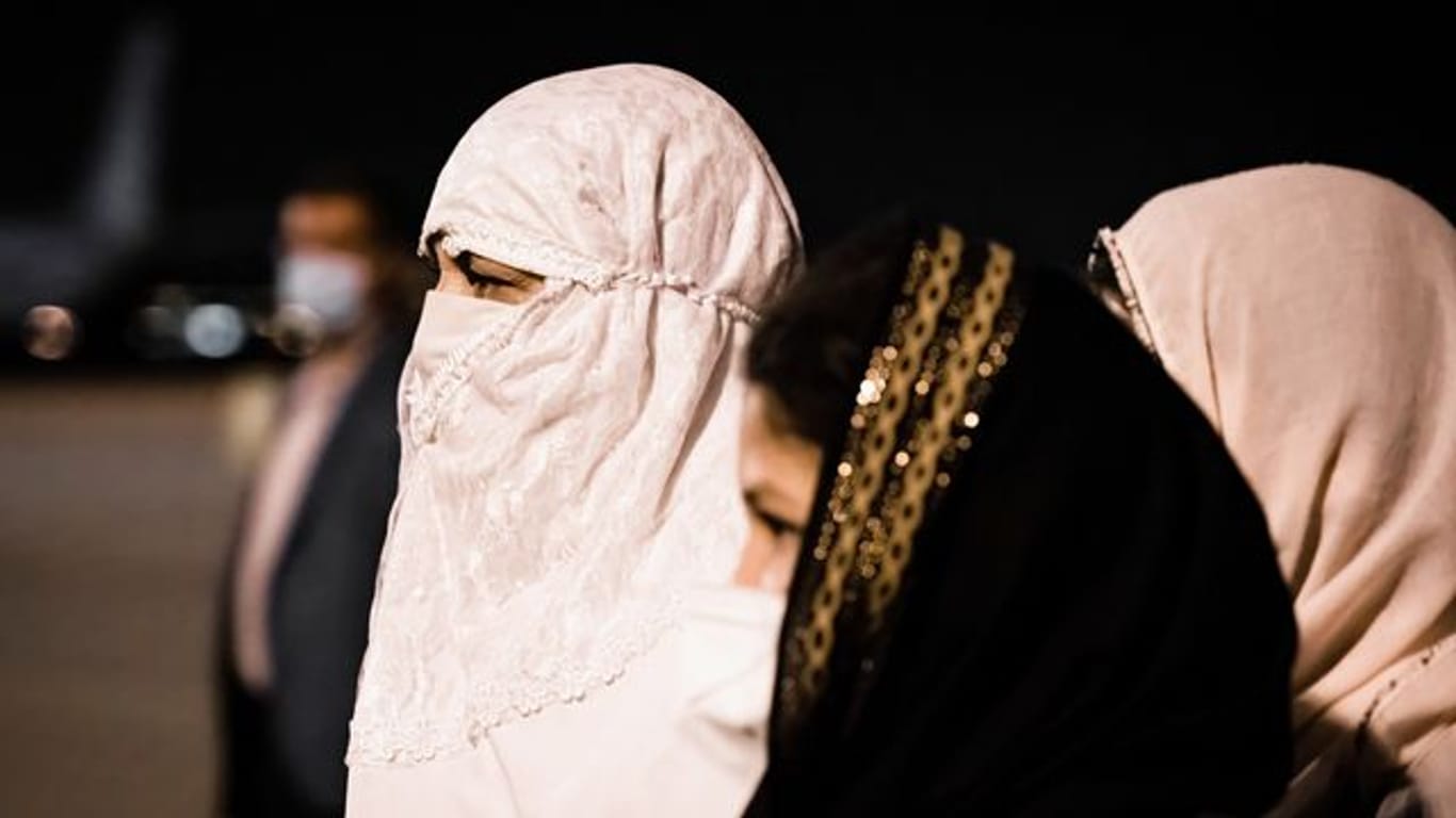 Taliban rufen in Afghanistan das weibliche Gesundheitspersonal auf zur Arbeit zurückzukehren.