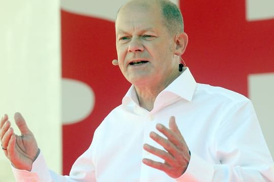 Bundesfinanzminister Olaf Scholz, Kanzlerkandidat der SPD, spricht bei einer Wahlkampfkundgebung im Bezirk Mitte.