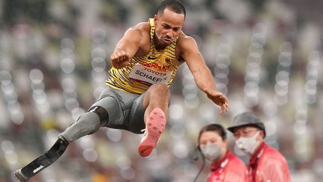 Leon Schäfer springt in Tokio zur Silbermedaille.