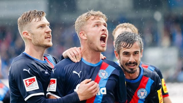 Kiels Alexander Mühling (l-r), Jann-Fiete Arp und Fin Bartels bejubeln Arps Tor zum 2:0.
