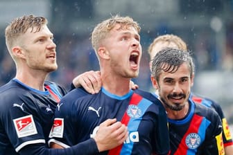 Kiels Alexander Mühling (l-r), Jann-Fiete Arp und Fin Bartels bejubeln Arps Tor zum 2:0.