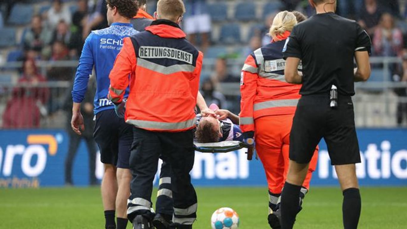 Bielefelds Jacob Laursen wird verletzt vom Platz getragen.