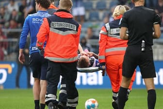 Bielefelds Jacob Laursen wird verletzt vom Platz getragen.