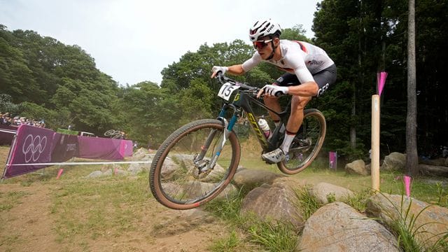 Mountainbikesportler Maximilian Brandl in Aktion.