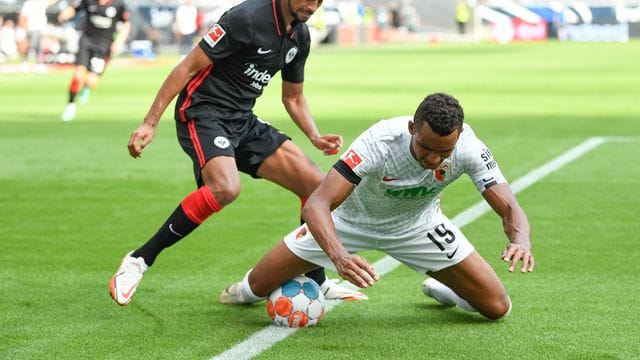 Frankfurts Djibril Sow (l) und Augsburgs Felix Uduokhai kämpfen um den Ball. Frankfurts Djibril Sow (l) und Augsburgs Felix Uduokhai kämpfen um den Ball.