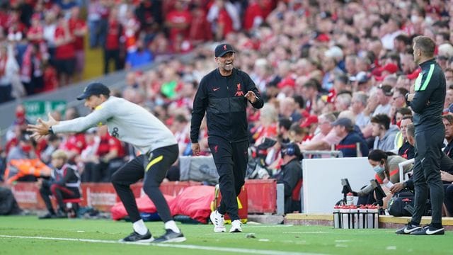 Chelsea-Coach Thomas Tuchel (l) und Liverpool-Trainer Jürgen Klopp waren mächtig in Fahrt. Chelsea-Coach Thomas Tuchel (l) und Liverpool-Trainer Jürgen Klopp waren mächtig in Fahrt.