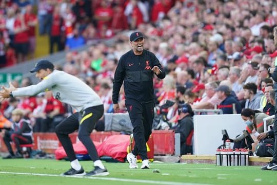 Chelsea-Coach Thomas Tuchel (l) und Liverpool-Trainer Jürgen Klopp waren mächtig in Fahrt.