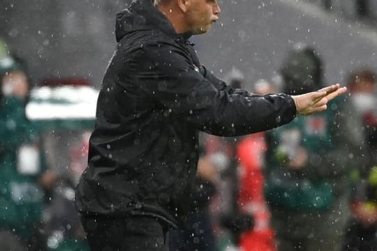 Herthas Trainer Pal Dardai versucht seine Spieler per Ansprache von der Seitenlinie zu erreichen.