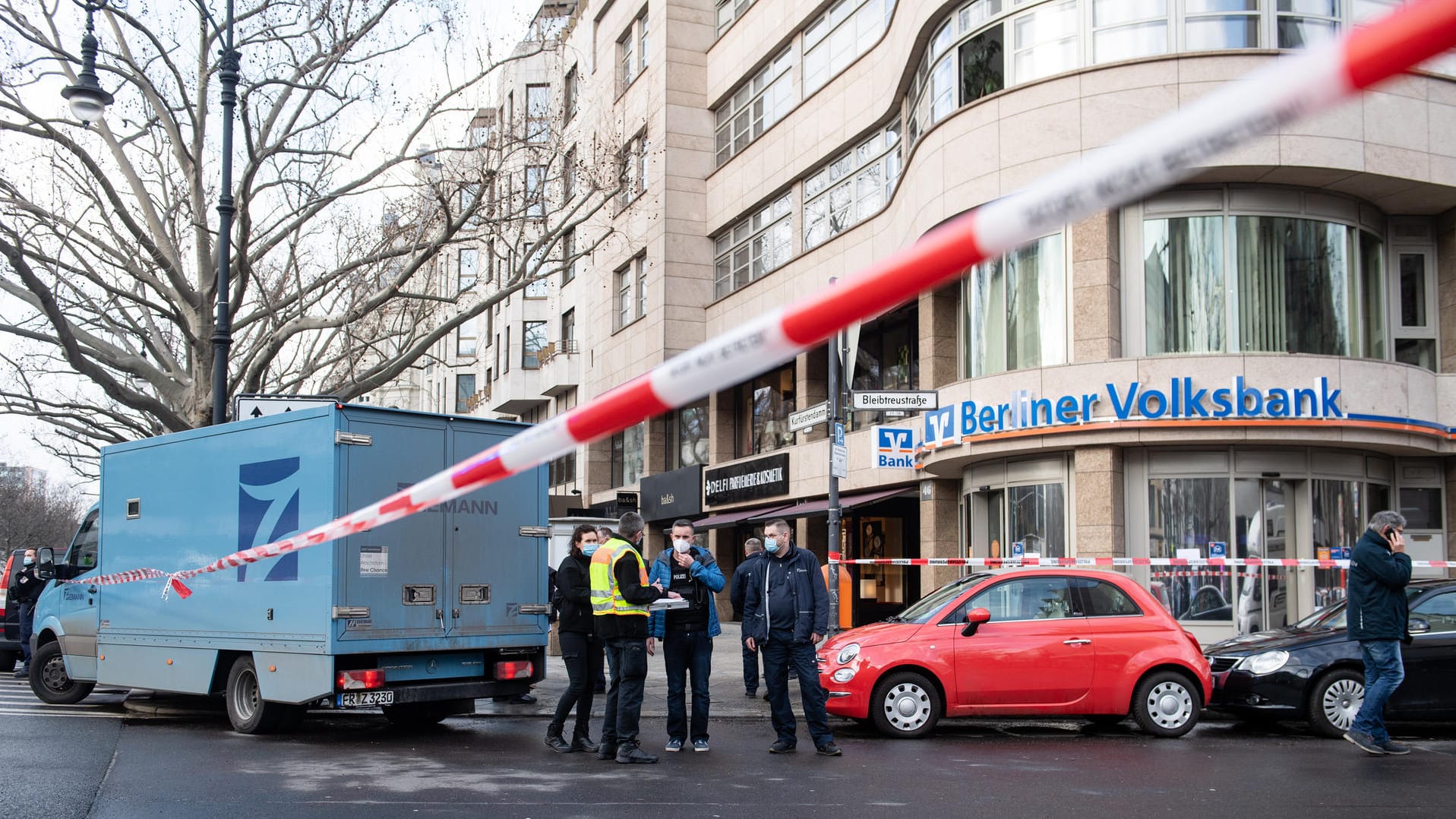 Polizisten sichern vor einer Bank an einem Geldtransporter Spuren (Archivbild): Hier war im Februar ein Geldtransporter überfallen worden.