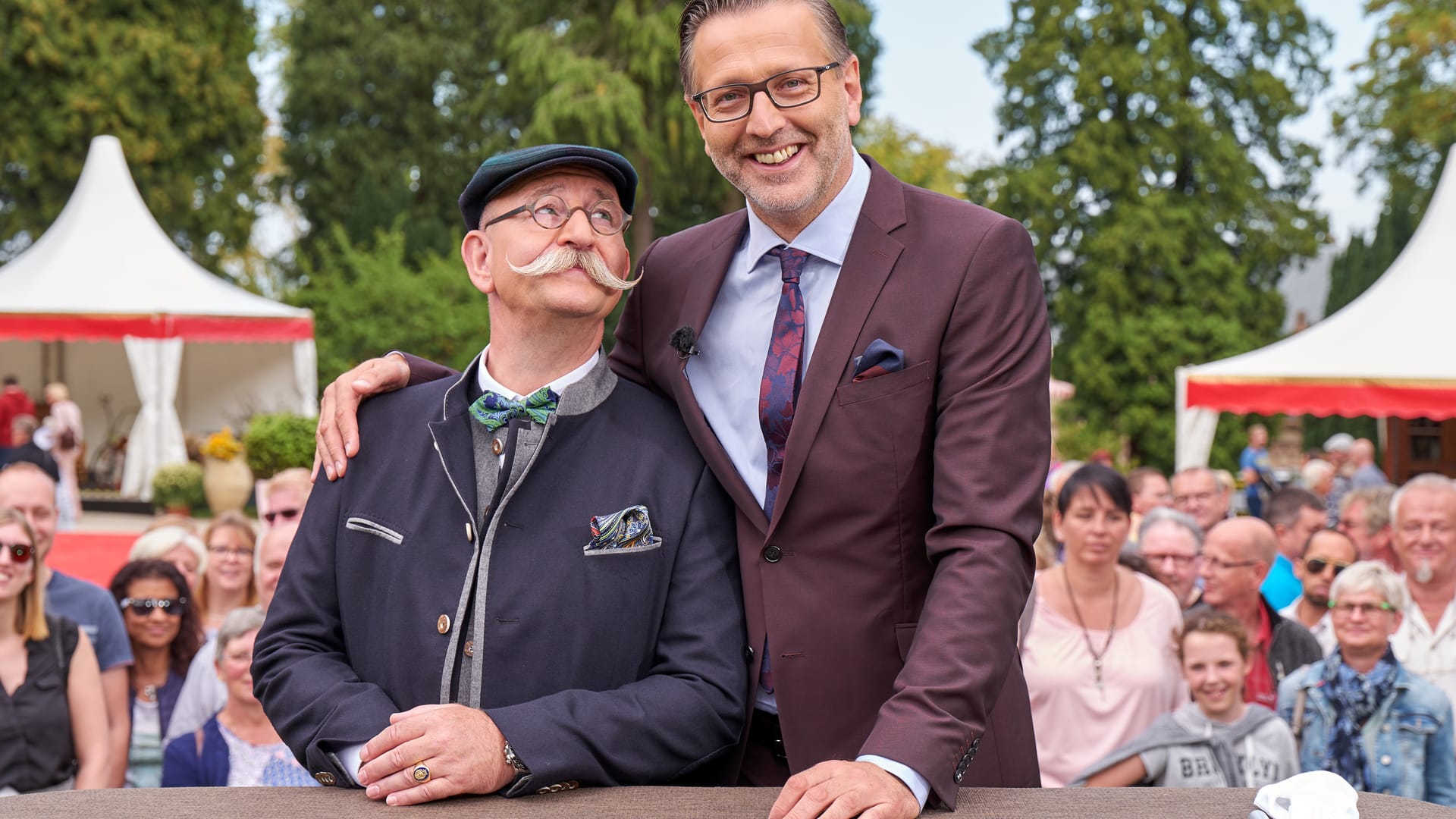 "Bares für Rares": Moderator Horst Lichter und Experte Detlev Kümmel haben so ein Objekt noch nicht in der Sendung gesehen.