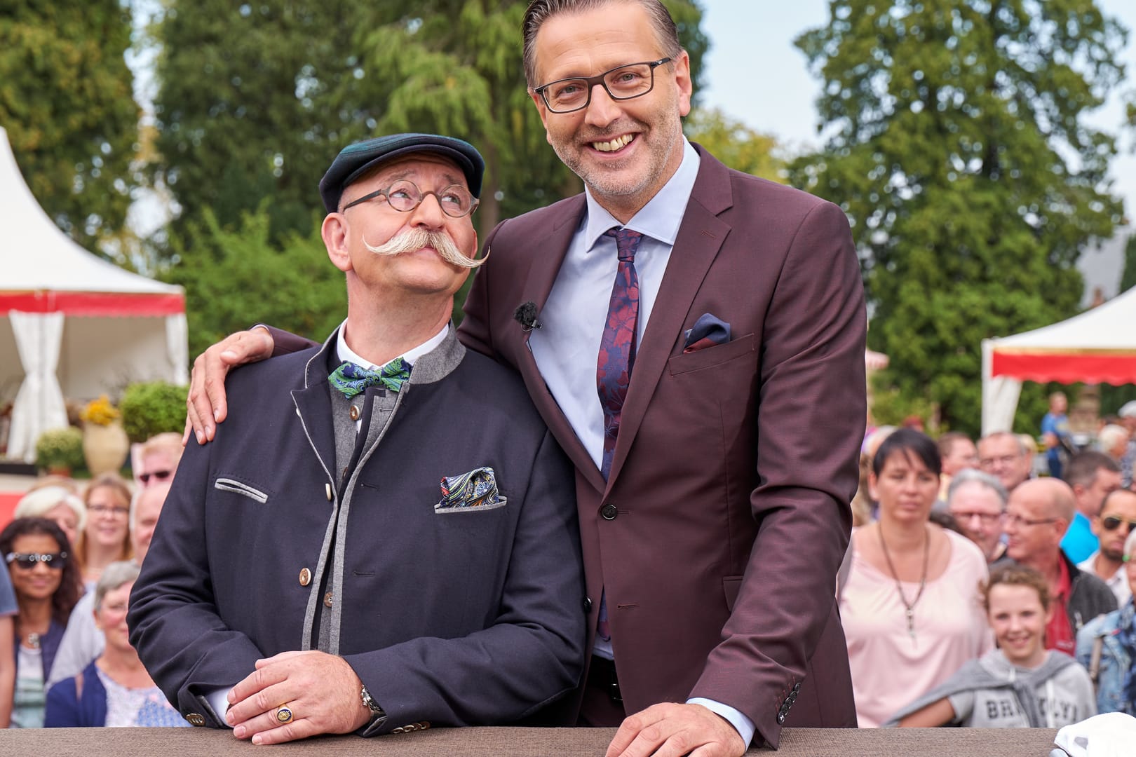 "Bares für Rares": Moderator Horst Lichter und Experte Detlev Kümmel haben so ein Objekt noch nicht in der Sendung gesehen.