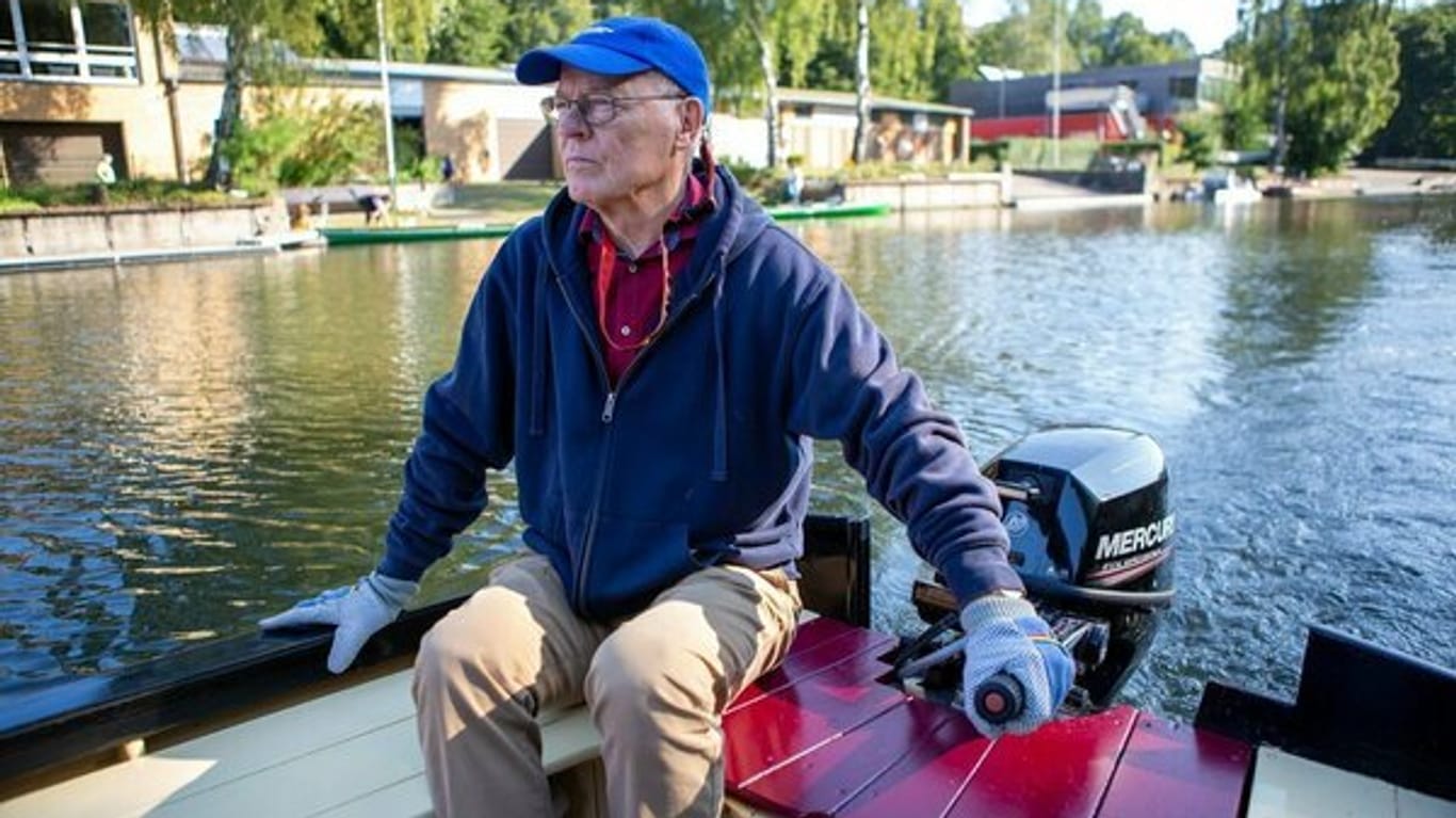 Klaus-Dieter Menzel sitzt am Steuer des Bootes "Zitronenjette": Mehrmals pro Woche fahren die Mitglieder der Fleetenkieker raus, um die Kanäle in Hamburg zu reinigen.