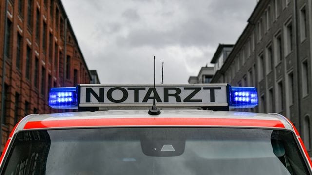 Notarzt: Ein Mann starb durch eine Explosion in einem Wohnhaus.