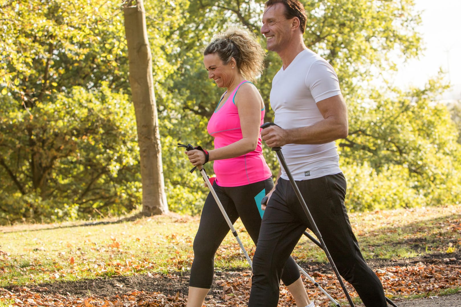 Nordic Walking: Experten empfehlen es als eine rückenschonende Alternative zum Joggen.