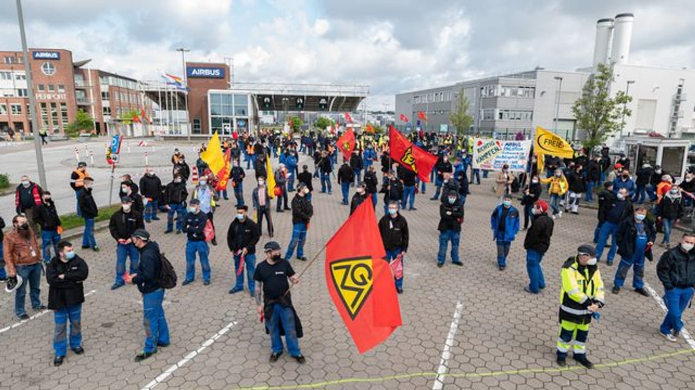 Beschäftigte des Airbus-Werkes in Hamburg-Finkenwerder