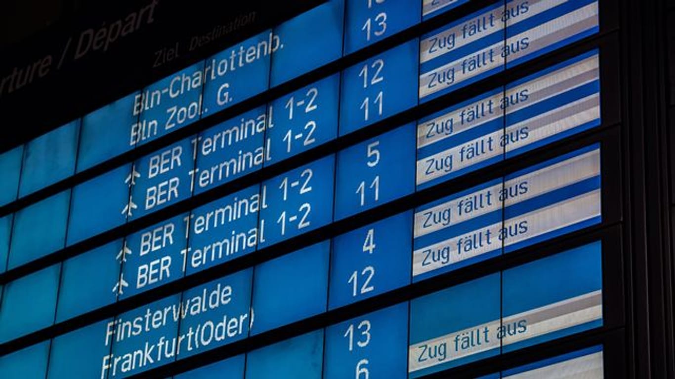 Eine Anzeigentafel am Berliner Hauptbahnhof zeigt Zugausfälle an