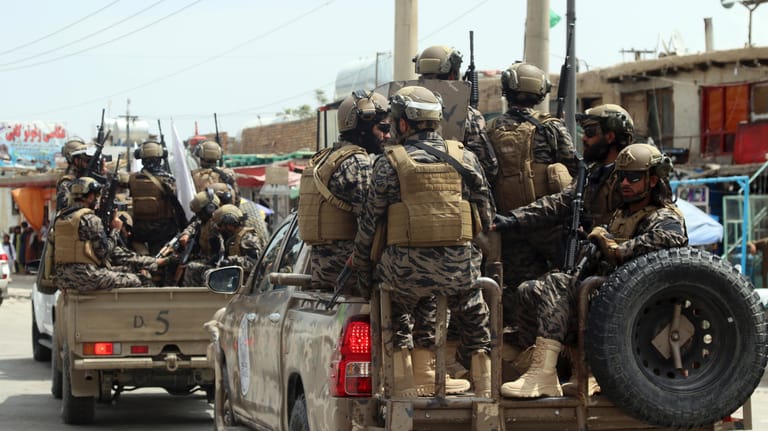 Eine Spezialeinheit der Taliban trifft nach dem Abzug der US-Truppen auf dem Flughafen Kabul ein.