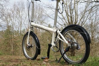 Klapprad: Das Faltrad des Herstellers Bernds aus Süddeutschland rollt auf 20-Zoll-Felgen und verspricht damit ein weit weniger zappeliges Fahrverhalten, wie man es sonst von Modellen mit kleineren Rädern kennt.