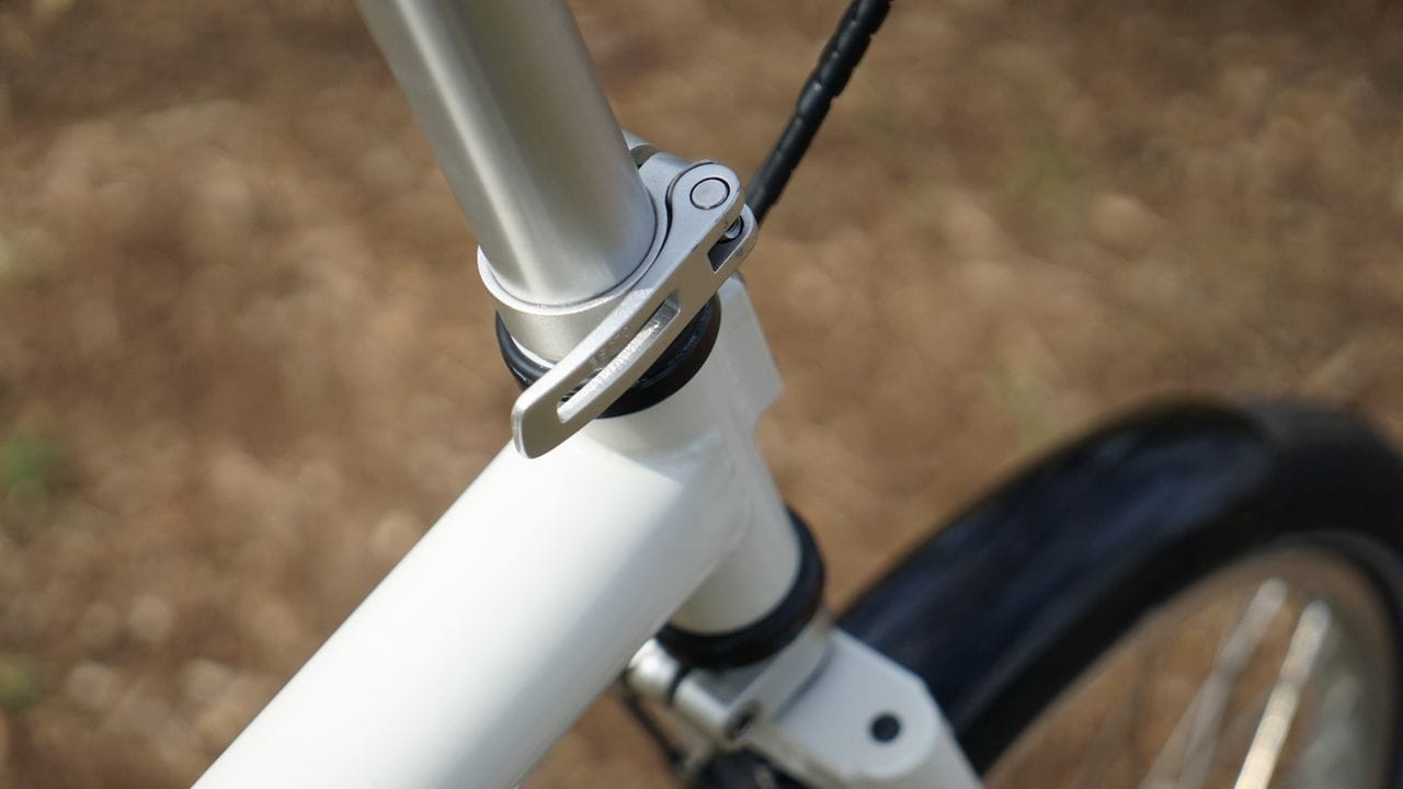 Mit einem Schnellspanner ist das Lenkrohr fixiert. Mit einem Schnellspanner ist das Lenkrohr fixiert.