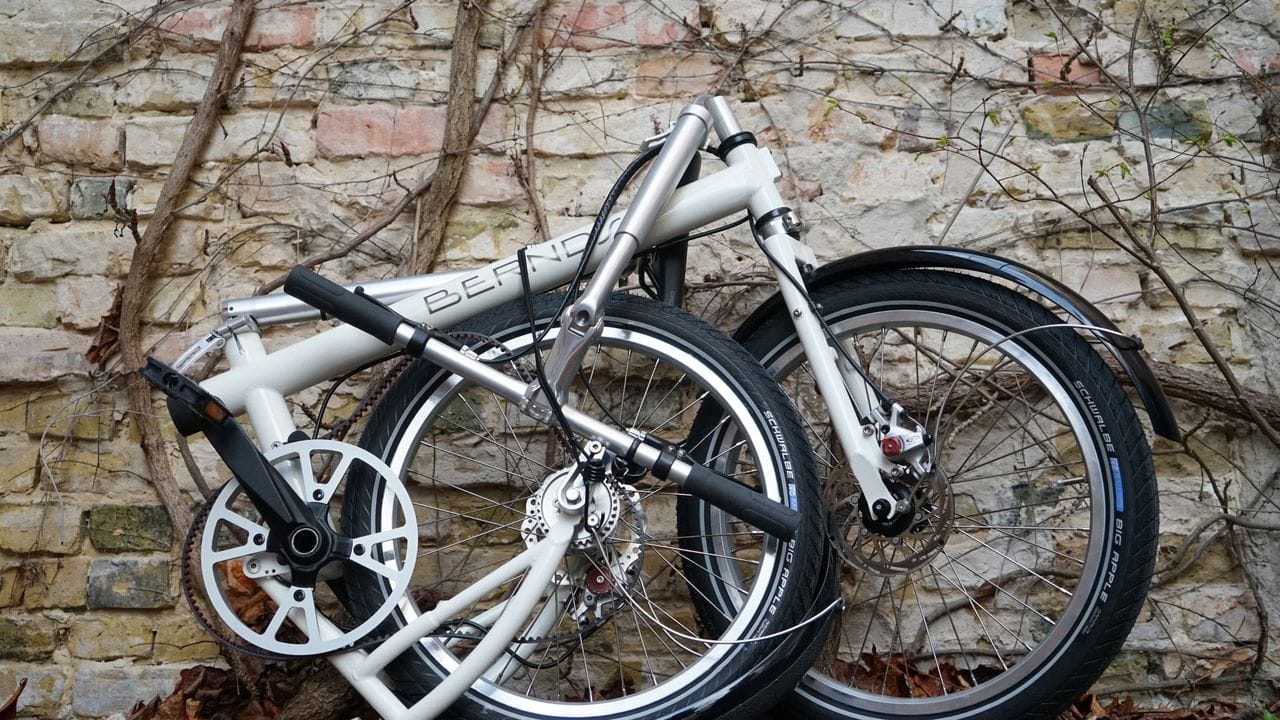Das Bernds lässt sich nicht ganz so kompakt zusammenfalten wie Räder der Konkurrenz à la Brompton und Riese & Müller - allein wegen der größeren Laufräder. Das Bernds lässt sich nicht ganz so kompakt zusammenfalten wie Räder der Konkurrenz à la Brompton und Riese & Müller - allein wegen der größeren Laufräder.