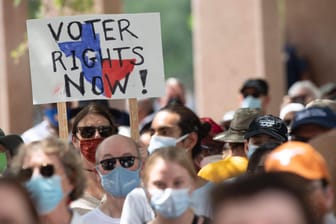 Demonstration in Texas: Zahlreiche US-Bürger protestieren gegen die neuen Wahlrechtsreformen.