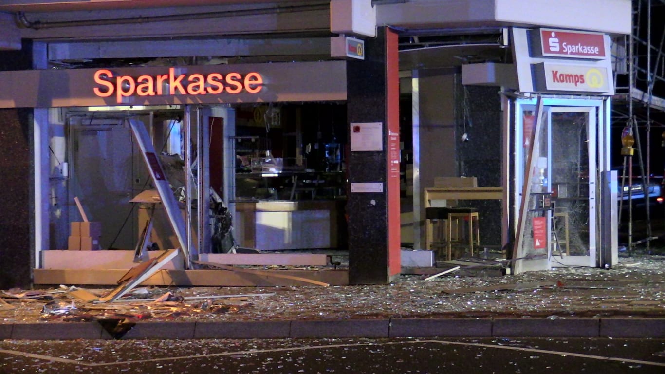 Blick auf eine beschädigte Sparkassen-Filiale: Hier war ein Geldautomat gesprengt worden.