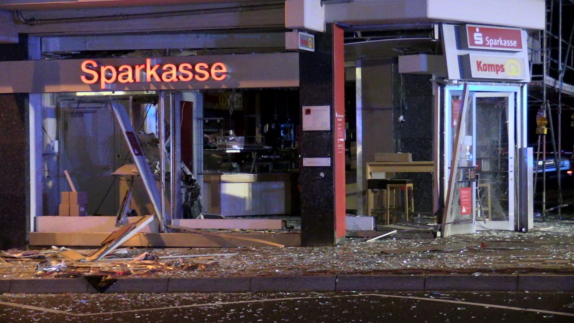 Blick auf eine beschädigte Sparkassen-Filiale: Hier war ein Geldautomat gesprengt worden. Blick auf eine beschädigte Sparkassen-Filiale: Hier war ein Geldautomat gesprengt worden.