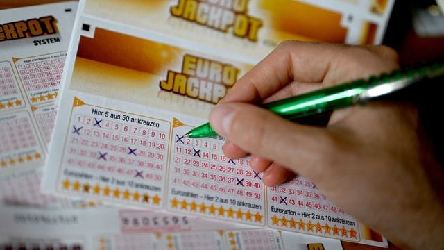 Ein Eurojackpot-Lotterieschein: Die Obergrenze für den Gewinn wurde angehoben. Ein Eurojackpot-Lotterieschein: Die Obergrenze für den Gewinn wurde angehoben.
