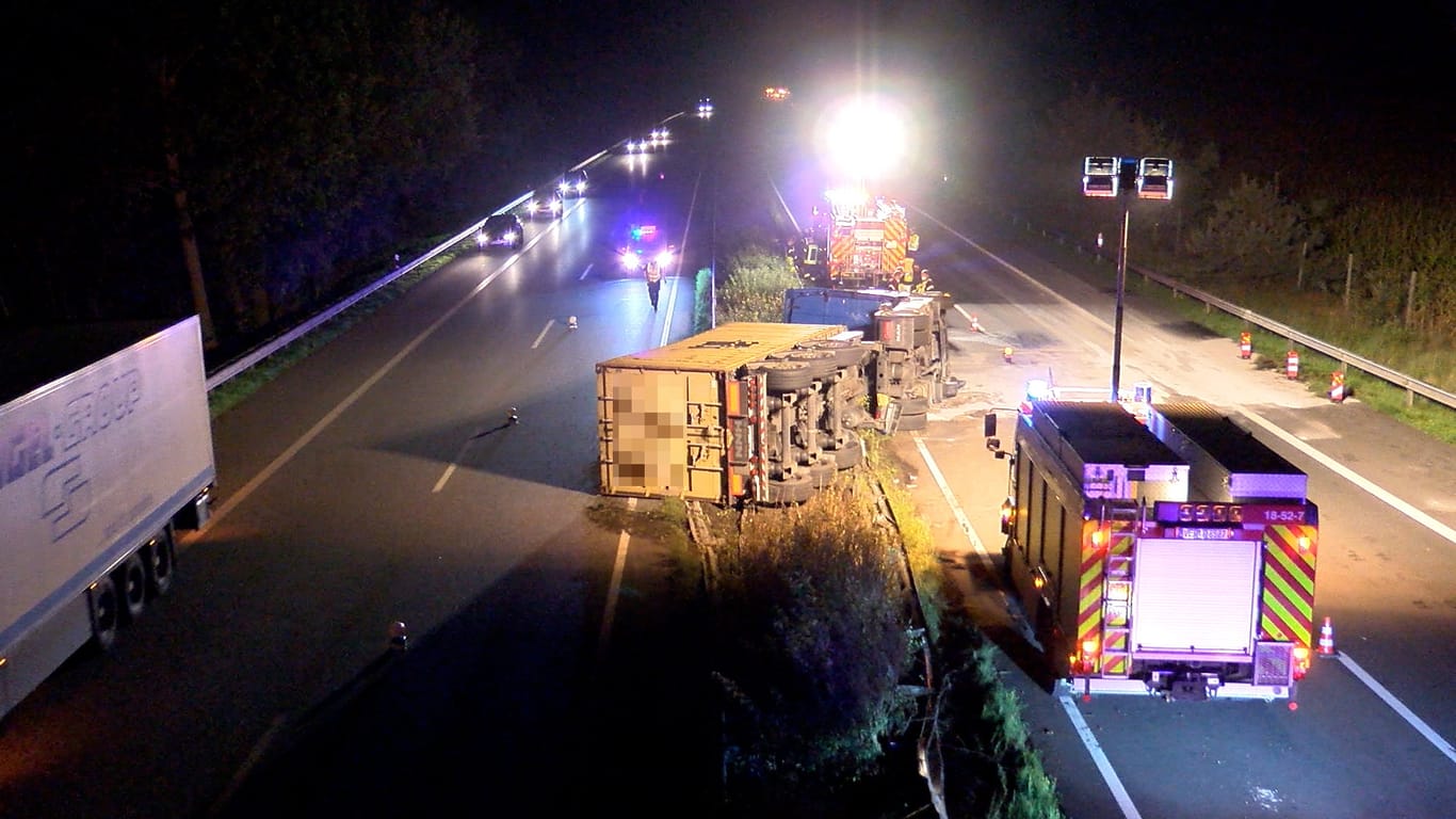 Umgekippter Lastwagen liegt inmitten von zwei Spuren der A27. Der Fahrer des Wagens wurde bei dem Unfall eingeklemmt.