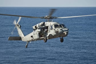 Helikopter vom Typ MH-60S über dem Ozean: Er stürzte etwa 6ß Seemeilen vor der Küste von Kalifornien in die Tiefe (Symbolbild).