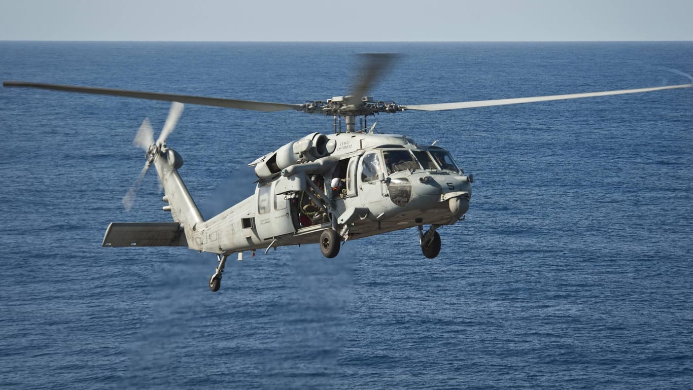 Helikopter vom Typ MH-60S über dem Ozean: Er stürzte etwa 6ß Seemeilen vor der Küste von Kalifornien in die Tiefe (Symbolbild).